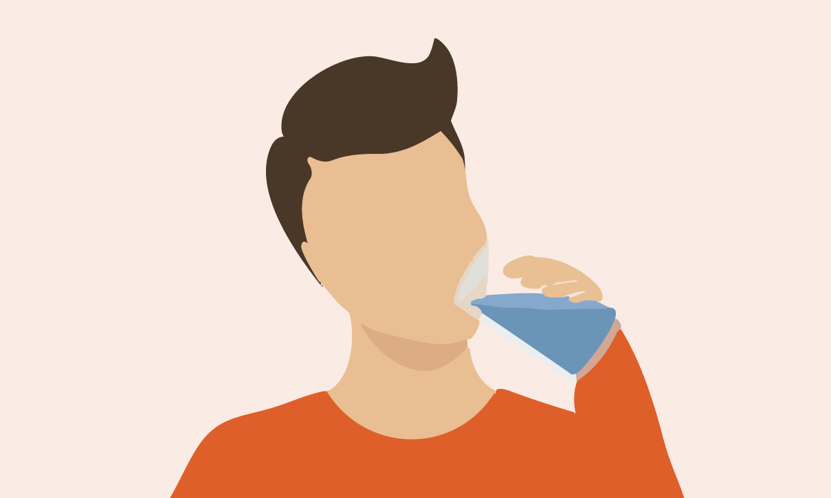 Person der er tørstig – almindeligt symptom på diabetes.