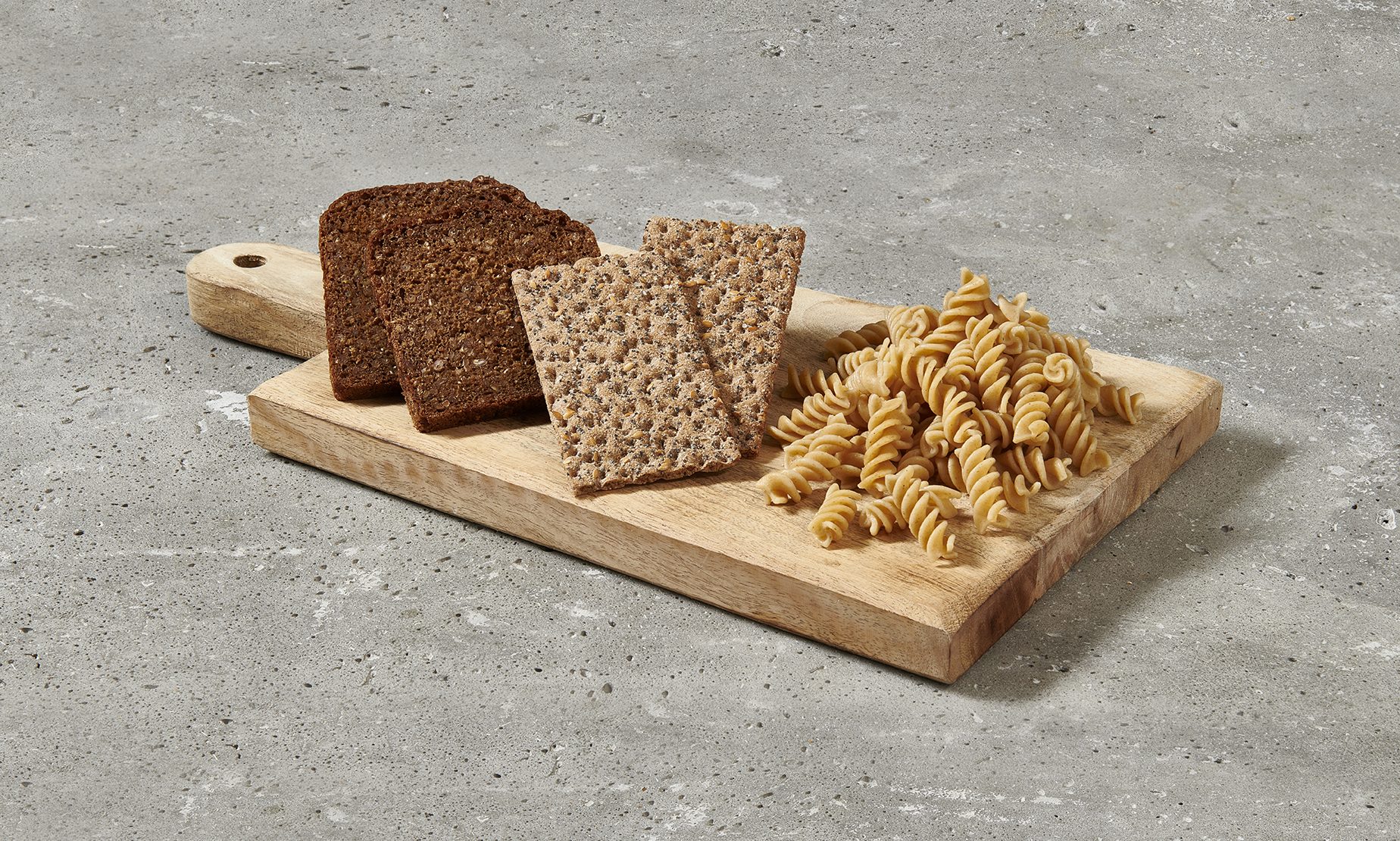 Rugbrød, knækbrød og kogt pasta