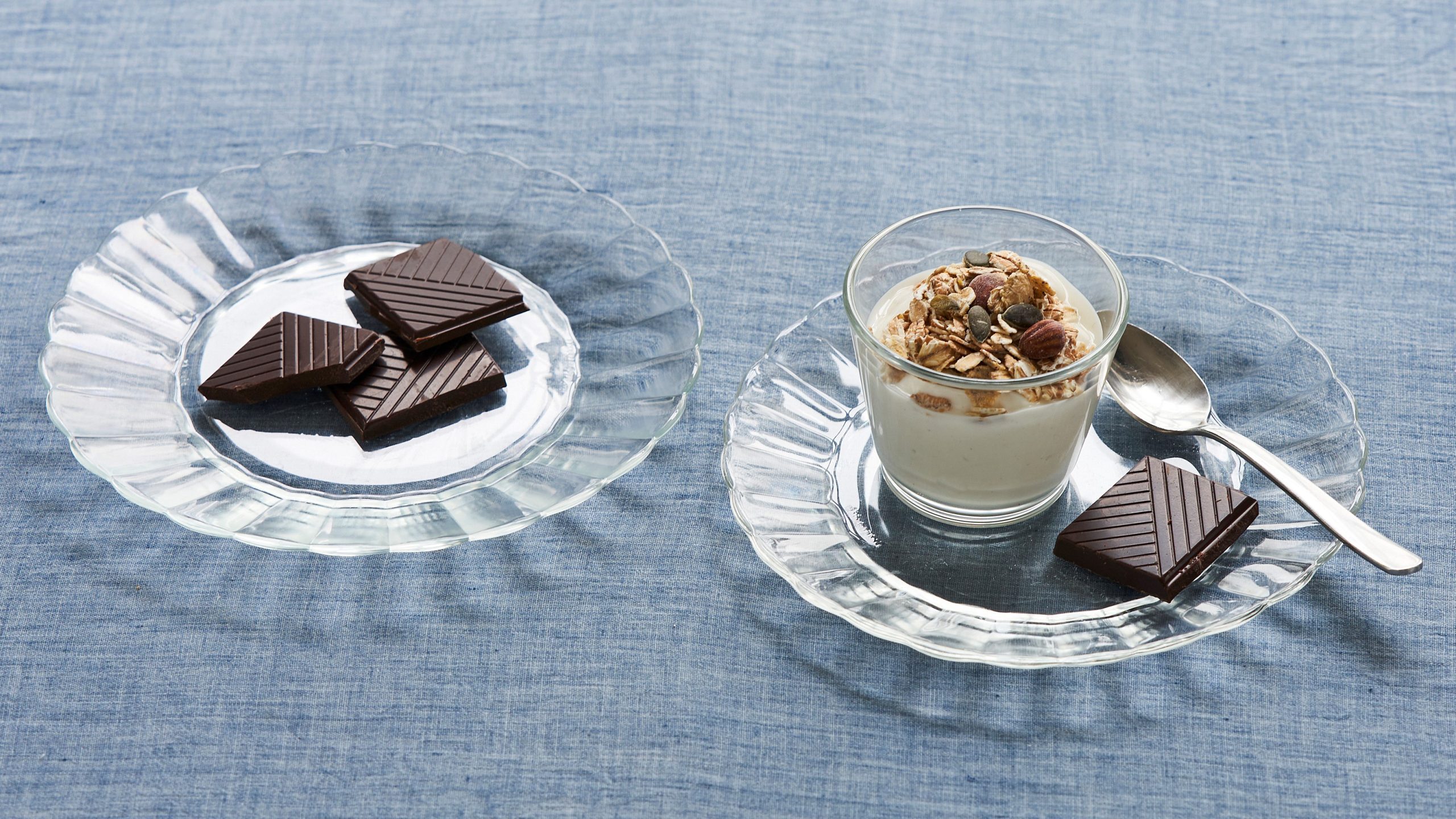 Mellemmåltid med mørk chokolade og yoghurt.